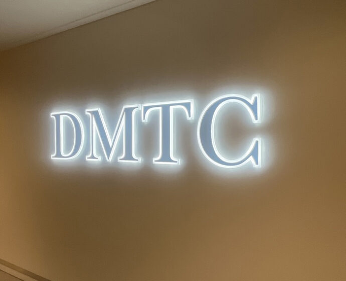 DMTC美容皮膚科看板