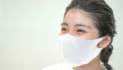 赤外線の放射で口元が温かくなるマスク、医療機器メーカーが開発