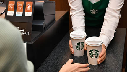 スタバ、アイスコーヒーを紙カップで提供へ　FSC認証紙を使用
