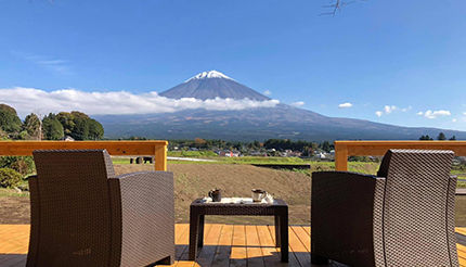 デッキから富士山と桜を眺める「プライベートグランピング」