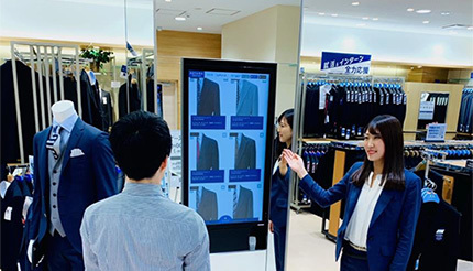 洋服の青山、全店在庫と連動した「デジタル・ラボ」を今期100店に導入