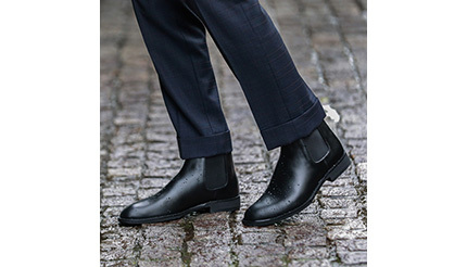 革靴のようなレインシューズ「防水 誠十郎」、サイドゴアで履きやすい