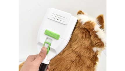 掃除機につけて“わん”タッチで抜け毛を吸い取る、サンコーの犬・猫用ブラシ