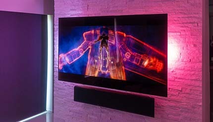 フルカラーのIoT照明で映画館を超える！　「Hue Sync Box」の凄さを自宅で検証