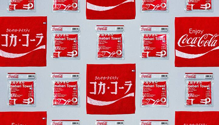 ファミマ、数量限定で「コカ・コーラ」デザインの今治タオルハンカチ販売