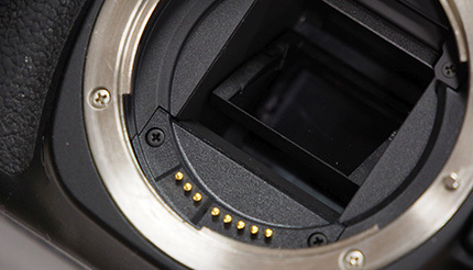 ついに底打ち一眼レフ、今後はニッチなカメラとして細々と延命へ