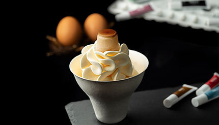 プリン100％のソフトクリームの上にミニプリンをトッピング！ - BCN＋R