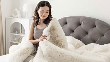 極上の“とろふわ”触感を実現、タンスのゲンのムートン調ブランケット