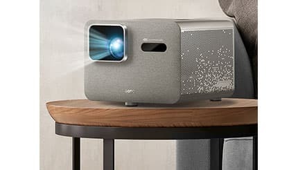 狭い部屋でも使える BenQの4Kホームプロジェクター「TK705STi