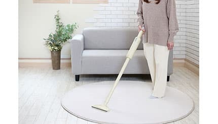 ドウシシャ　軽量掃除機 充電式　スティッククリーナー　本体 ドウシシャ、わずか830gの「紙パック式軽量スティッククリーナー