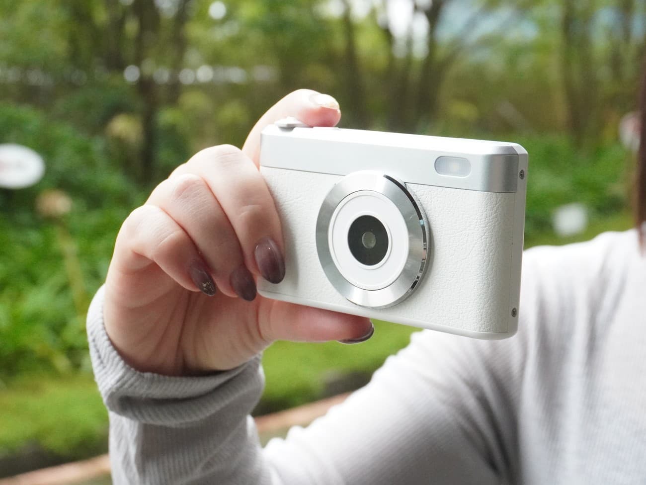 スマホ＋コンデジ」で写真撮影はもっと楽しくなる、KEIYOの「チルト式